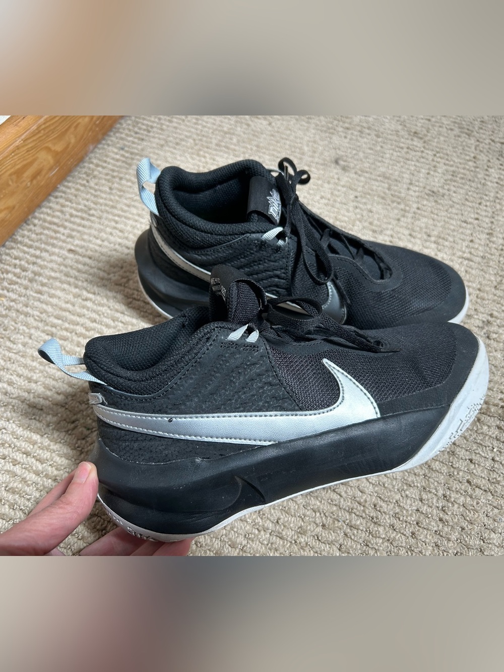 Nike Hustle DX-SU21 Youth Size 5Y basketball shoes 🏀, excellent condition